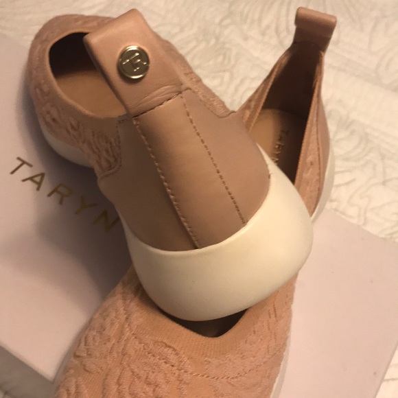 Super soft Taryn Rose shoes - Picture 2 of 8
